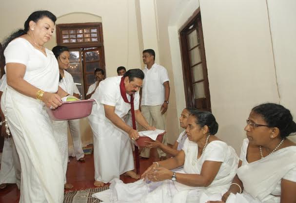 President observes religious rites at the Tooth Relics 1