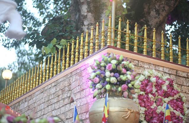 President observes religious rites at the Tooth Relics 5