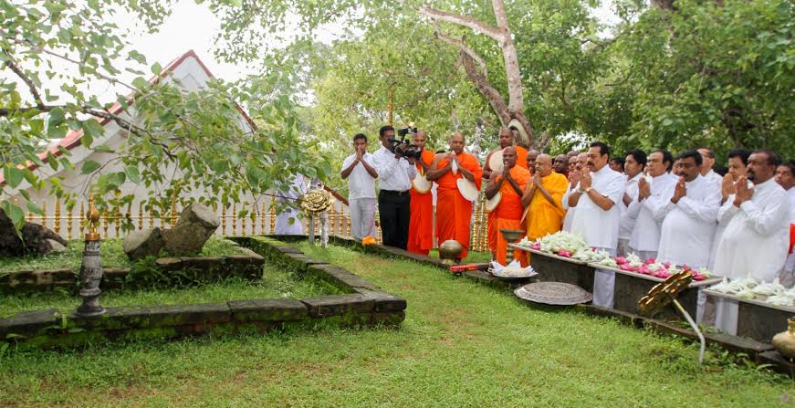 President Worships the Historic Jaya Sri Maha Bodhiya 1
