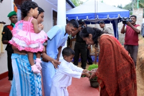 සේවා වනිතා ඒකකයෙන් තවත් ආබාධිත රණ විරුවෙකුට නිවසක්