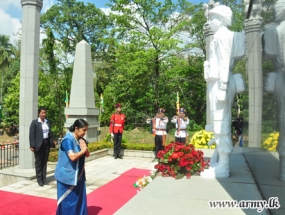 ඉන්දීය විදේශ අමාත්‍යවරියගෙන් සාමසාධක හමුදා ස්මාරකයට පුෂ්පෝපහාර