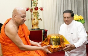 ජනපති මල්වතු, අස්ගිරි මහ නායක හිමිවරුන් බැහැ දකී