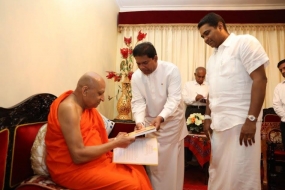 ජනමාධ්‍ය ඇමති අස්ගිර - මල්වතු නාහිමිවරුන් දැනුම්වත් කරයි