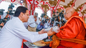 අතිපූජ්‍ය කොටුගොඩ ධම්මාවාස මහානාහිමිපාණන් වෙත ශ්‍රී සන්නස් පත්‍ර පිළිගැන්වේ