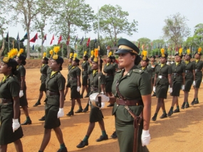 ආධුනික කාන්තා සෙබළියෝ විසිර යති