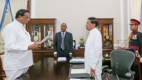 ජෝන් අමරතුංග මහතා ඉඩම් අමාත්‍ය ධූරයේ දිවුරුම් දෙයි