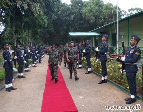 මුලතිව් ආඥාපති නාවික හා ගුවන් හමුදා කඳවුරුවල සංචාරයක නියැලෙයි