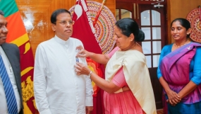 රණවිරු මාසය ප්‍රකාශයට පත්කරමින් ප්‍රථම සමරු කොඩිය ජනපතිට