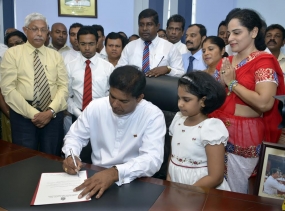 පාර්ලිමේන්තු ප්‍රතිසංස්කරණ සහ ජනමාධ්‍ය ඇමැති වැඩභාර ගනී