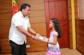 රන් සම්මානය දිනූ රුවින්ද්‍යා දියණිය අධ්‍යාපන ඇමැති හමුවෙයි