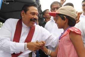 තෙවන වරටත් ජනාධිපතිවරණයට ඉදිරිපත් වන්නට නාමයෝජනා භාර දුන් ජනපතිට සුබපතන්න මහා ජන ගඟක්