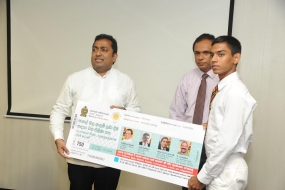 පාසල් නිල ඇඳුම් වවුචර නිකුත් කෙරේ