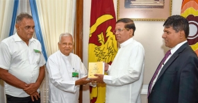 දේශබන්දු සිරිසුමන ගොඩගේ මහතා විසින් රචිත ග්‍රන්ථයක් ජනපතිට පිළිගන්වයි