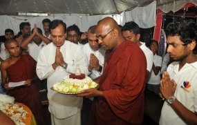 නීලගිරි දාගැබේ සර්වඥ ධාතූන් මඩවල ශාක්‍ය මහා සෑයට