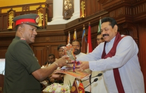 2014 දැයට කිරුළ ජාතික සංවර්ධන ප්‍රදර්ශනයේ ජයග්‍රාහී ආයතනවලට ජනපති අතින් සම්මාන