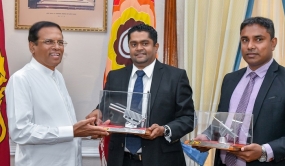 මෙරට නිෂ්පාදිත මුල්ම මල්ටි බැරල් රොකට් විදිනයේ සහ මිසයිලයේ අනුරුවක් ජනපතිට පිළිගන්වයි