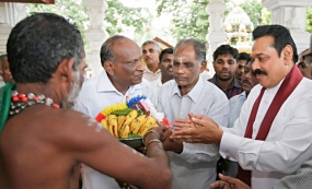 ජනපති කල්මුණේ හින්දු කෝවිල් දෙකකින් ආශිර්වාද ලබාගනී