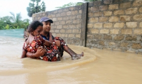 යුද්ධ හමුදා සාමාජිකයින් කිලිනොච්චි සහ මුලතිව්වල ගංවතුරෙන් අවතැන්වූ දමිළ සිවිල් වැසියන් සියගණනක් මුදාගනි