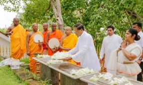 ජනපති ජය ශ්‍රී මහා බෝධින් වහන්සේ වැඳ පුදා ගනී