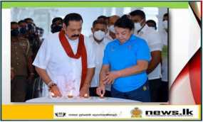 දාහත් වසරකට පෙර සුනාමි ව්‍යසනයෙන් මියගිය ශ්‍රී ලාංකිකයන් සිහිකර අගමැති පහන් දල්වයි