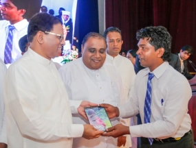 &quot;බැතිමත්&quot; ජනපතිට පිළිගන්වයි