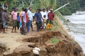 ගාල්ලේ දින ගණනක් යා නොහැකි වූ ගමට ගුවනින් යයි