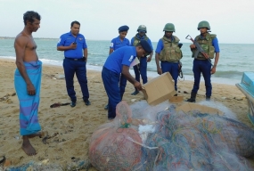 නාවික හමුදාව පුක්කුලම් ප්‍රදේශයෙන් තහනම් ධීවර දැල් සොයා ගනියි