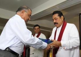 2013 මුදල් අමාත්‍යාංශ වාර්ෂික වාර්තාව ජනපතිට පිළිගන්වයි