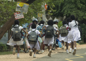 අස්වැසුම හිමි පවුල්වල ළමුන්ට ලිපිද්‍රව්‍ය සඳහා දීමනාවක්