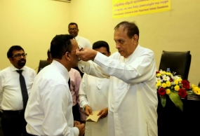 පාර්ලිමේන්තුවේදී ඇස් කණ්නාඩි ප්‍රදානයක්