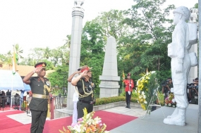 ඉන්දීය සාමසාධක හමුදා රණවිරු ස්මාරකය වෙත පුෂ්පෝහාර දක්වයි