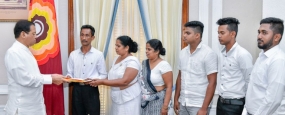 දෙමටගොඩ බෝම්බ පිපිරීමෙන් ජීවිතක්ෂයට පත් වූ පොලිස් සැරයන් භාතිය බණ්ඩාර රත්නායක මහතාගේ මෑණියන්ට ජනපති අතින් මුදල් පරිත්‍යාගයක්