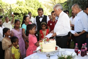 ජන්ම දිනය වෙනුවෙන් දූ දරුවන් රැසකට තෑගි...