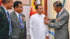 ප‍්‍රථම පොපි මල ජනපතිට පළඳවයි