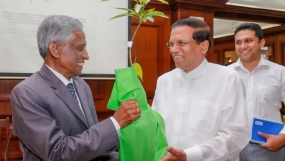 පරිසර සංරක්ෂණ වැඩසටහන යටතේ ජනාධිපති කාර්යාලයේ කාර්ය මණ්ඩලය වෙත පැළ බෙදාදීමක්