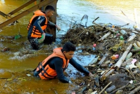 නාවික හමුදාව වක්වැල්ල සහ  අගලිය පාලම් යට සිරවී තිබූ අපද්‍රව්‍ය ඉවත් කරයි