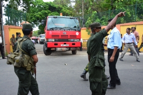 යුද හමුදා ආරක්ෂාව සමගින් තෙල් බවුසර් කොලොන්නාවෙන් පිටත් වෙයි