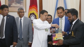 ජාතික යොවුන් දින සැමරුම් පළමු කොඩිය ජනපතිට