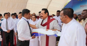 රාජ්‍ය සේවයේ නිලධාරීන්ට යතුරුපැදි ලක්ෂයක්