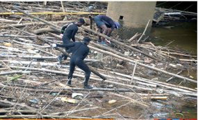 දොඩංගොඩ සහ අගලිය පාලම් තුළ සිරවූ අපද්‍රව්‍ය ඉවත් කිරීමට නාවික හමුදාවේ සහාය