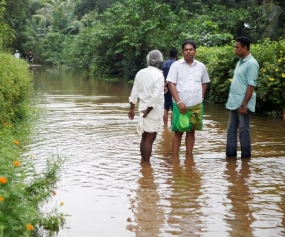 ඇමැති ගයන්ත ආපදාවට පත්වූවන්ගේ සහන සේවා නිරීක්ෂණය කරයි