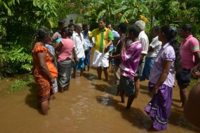 වර්ෂාවෙන් අවතැන් වූ ගාල්ල දිස්ත්‍රික් ජනතාවගේ සුවදුක් බැලීම මාධ්‍ය ඇමති යයි