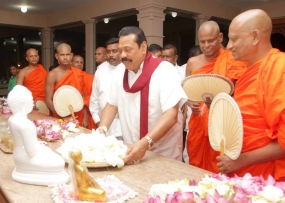 ජනාධිපතිතුමා රුවන්වැලි සෑ රඳුන් වැඳපුදාගනී