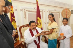 දුම්වැටි විරෝධී දින පළමු කොඩිය ජනපතිට පළඳවයි