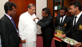 ජාතික යොවුන් දින සැමරුම් කොඩියක් කතානායකවරයාට