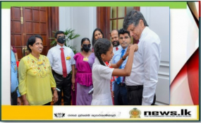 සුදු සැරයටි දින කොඩිය ජනාධිපති ලේකම්ට පළඳවයි