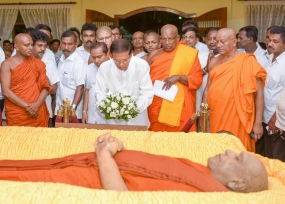 ජනපති මාදුළුවාවේ සෝභිත හිමිගේ දේහයට අවසන් ගෞරව දක්වයි‍