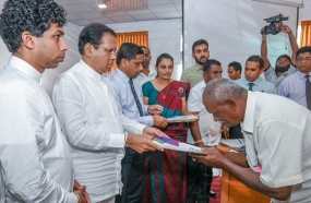 ජනතාවගේ දුගී බව තුරන් කිරීම ප්‍රමුඛ අරමුණ කර ගනිමින් නව වසරේ සංවර්ධන සැලසුම් සකස් කරන ලෙස ජනපතිගෙන් නිලධාරින්ට උපදෙස් ....