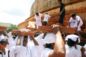 සඳහිරු සෑය අභියස දී ශීලමය වැඩසටහනක්