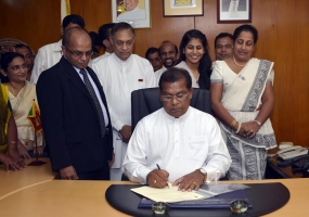 රාජ්‍ය පරිපාලන හා කළමනාකරණ අමාත්‍යවරයා සිය ධුරයෙහි වැඩ භාර ගැනීම අද ..